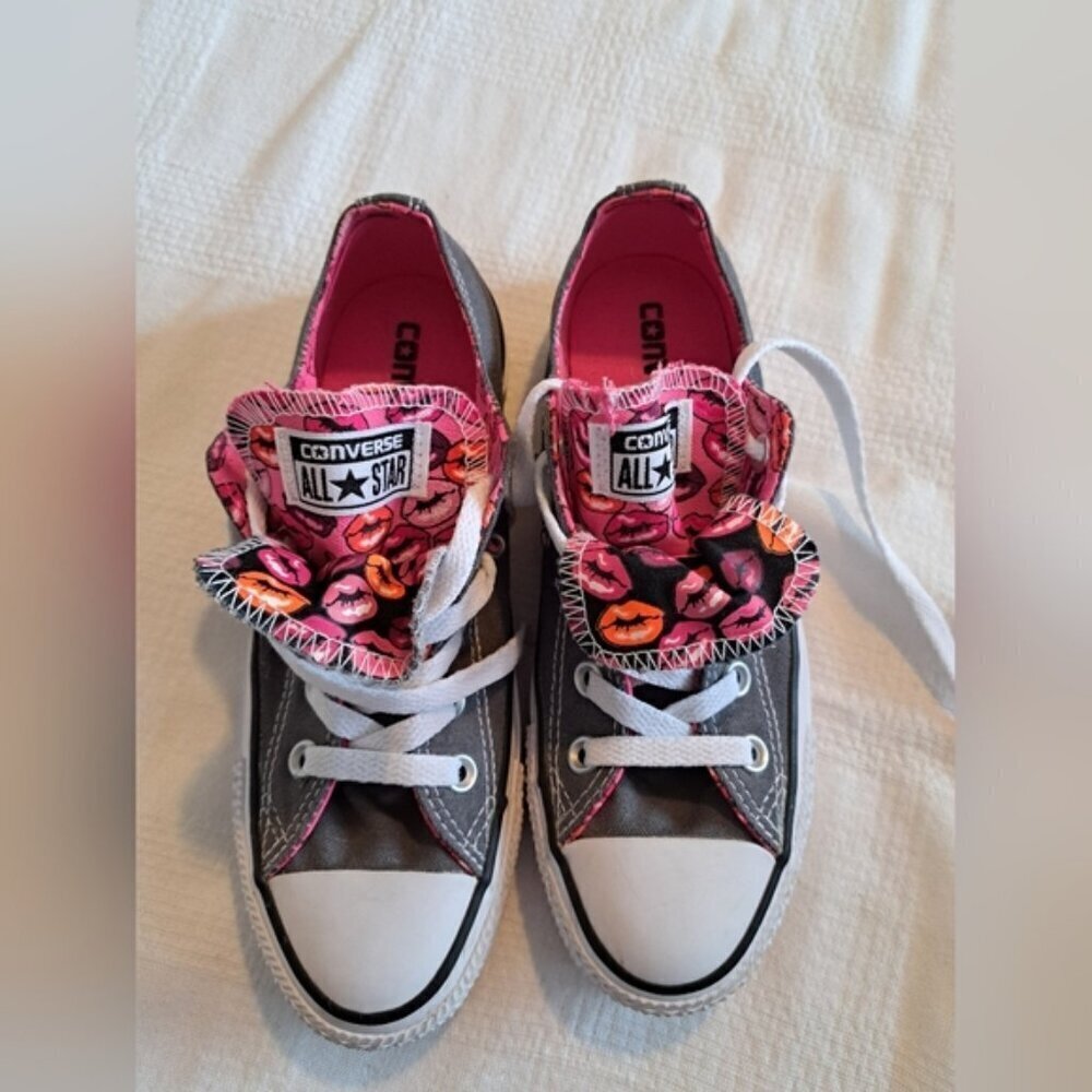 Converse women's size 5 canvas 2 tongue with lip design, VGUC